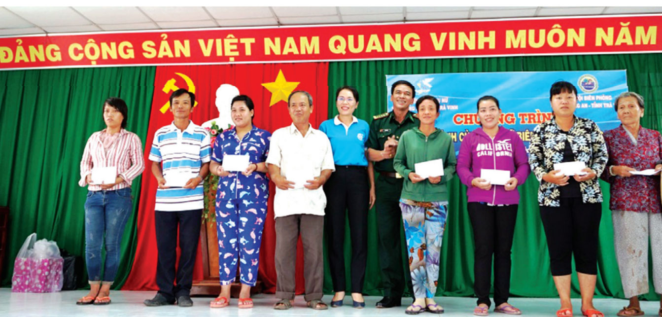 Chủ tịch Hội LHPNVN tỉnh - Nguyễn Thị Hồng Phúc, trao quà trong chương trình Đồng hành cùng phụ nữ biên cương (Ảnh tư liệu)