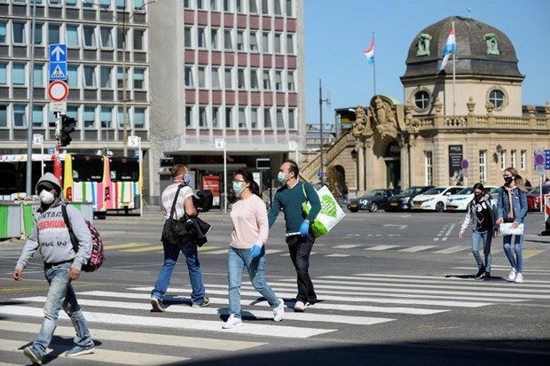 Người dân trên đường phố Luxembourg. (Nguồn: Reuters)