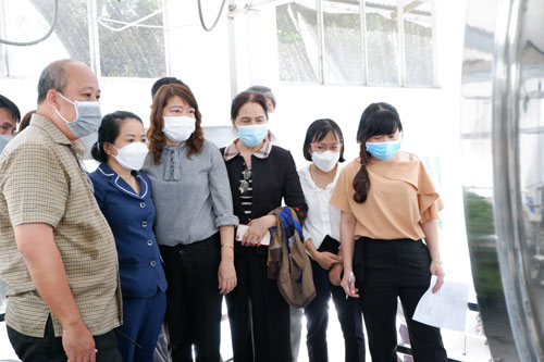 Deputy Director of the Department of Agriculture and Rural Development - Dinh Thi Phuong Khanh (2nd, L) inspects and appraises products registered for the OCOP program