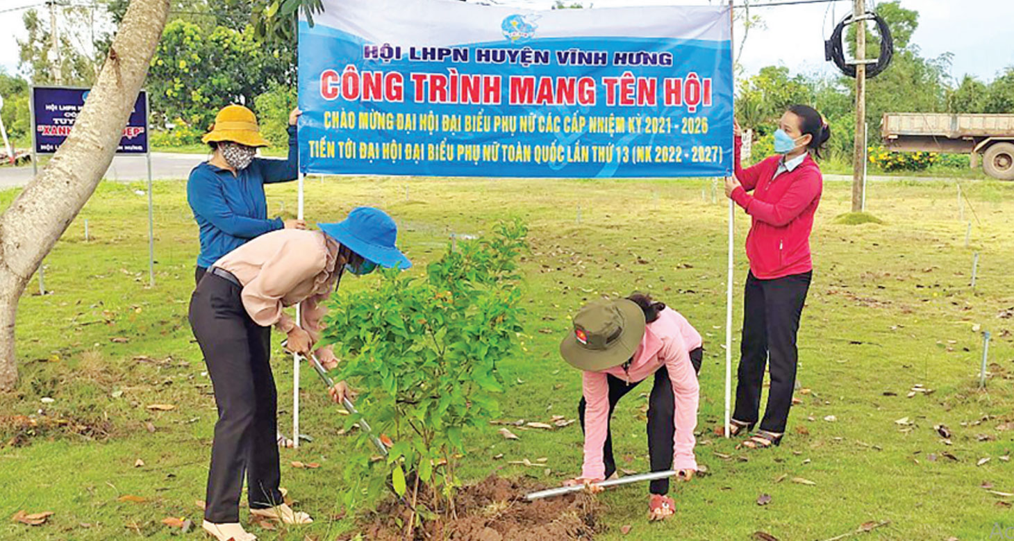 Hội Liên hiệp Phụ nữ Việt Nam huyện Vĩnh Hưng trồng hoa hoàng yến tại khu phố Chiến Thắng, thị trấn Vĩnh Hưng (Ảnh tư liệu)