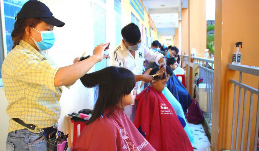 An toàn phụ nữ và trẻ em là ưu tiên hàng đầu tại Topsalon.vn. Đội ngũ thợ làm tóc đã được đào tạo và có kinh nghiệm chăm sóc cho những vị khách nhỏ tuổi hoặc các khách hàng nhạy cảm. Với không gian thoải mái và an toàn, bạn có thể hoàn toàn yên tâm.