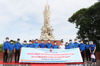 Đoàn Thanh niên Về nguồn và tặng quà cho học sinh có hoàn cảnh khó khăn