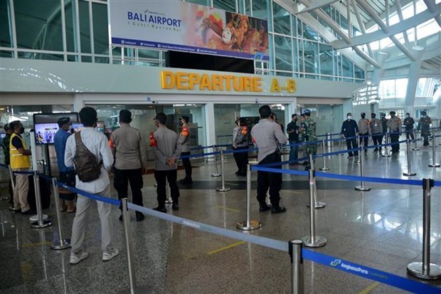 Visitors at an airport of Indonesia (Photo: AFP/VNA)