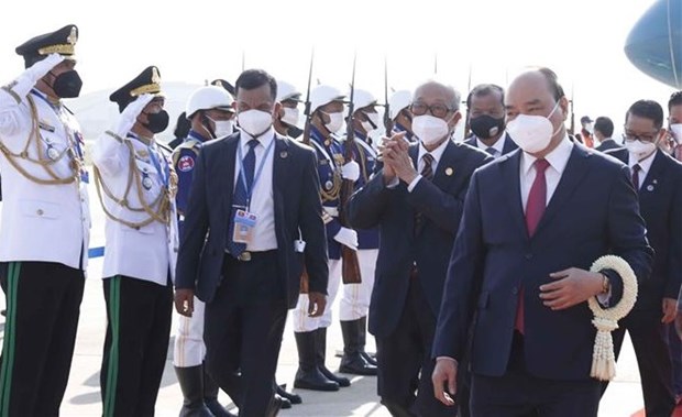 President Nguyen Xuan Phuc and his entourage arrive in Phnom Penh on 8:30am on December 21 (local time), beginning his two-day State visit to Cambodia (Photo: VNA)