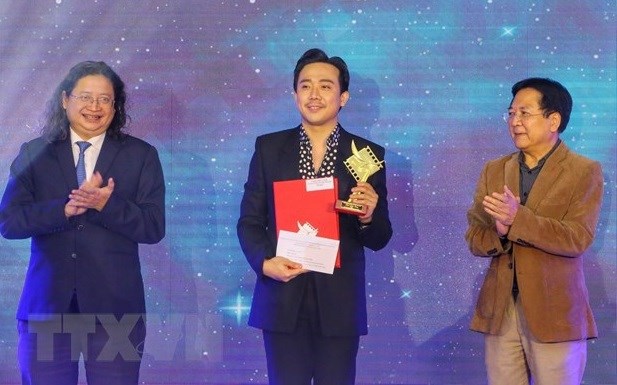 Actor-Director Tran Thanh receives a Golden Kite Award for the Best Feature Film for "Bo Gia" (Dad, I'm sorry). (Photo: VNA)