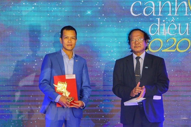 The Golden Kite Award for the Best TV Drama Series is given to Ho So Ca Sau”(the Crocodile File). (Photo: VNA)