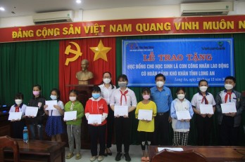 Trao học bổng cho học sinh là con công nhân, lao động