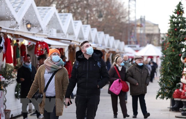 Visitors at a Christmas market in Paris, France on December 9 (Photo: Xinhua/VNA)