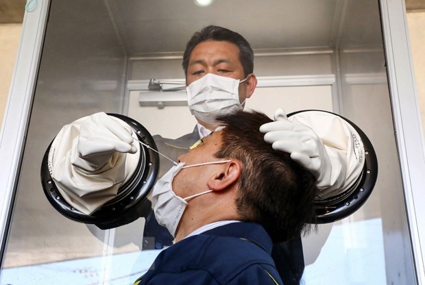 Taking samples for COVID-19 testing at Yokosuka, Kanagawa, Japan (Photo: AFP/VNA)