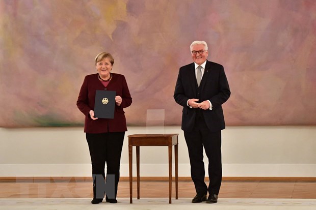 German President Frank-Walter Steinmeier hands over the decision to end her term for Chancellor Angela Merkel (Photo: VNA)