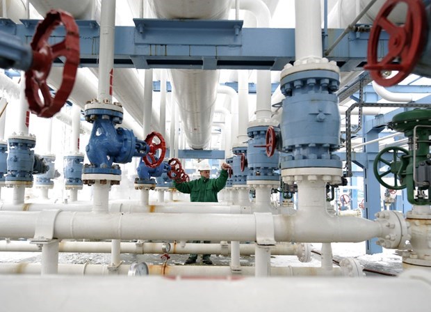 A worker checks the gas pipeline system at a natural gas control centre in Hajduszoboszlo, more than 200km east of Budapest (Hungary) (Photo: AFP/VNA)