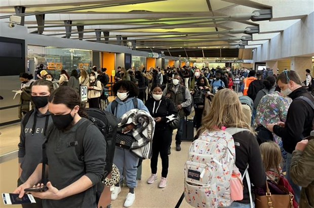 Hành khách chờ làm thủ tục tại sân bay quốc tế Dulles, bang Virginia, Mỹ. (Ảnh: AFP/TTXVN)