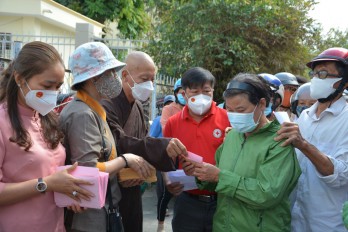 Tặng 100 phần quà cho người khiếm thị, hộ có hoàn cảnh khó khăn