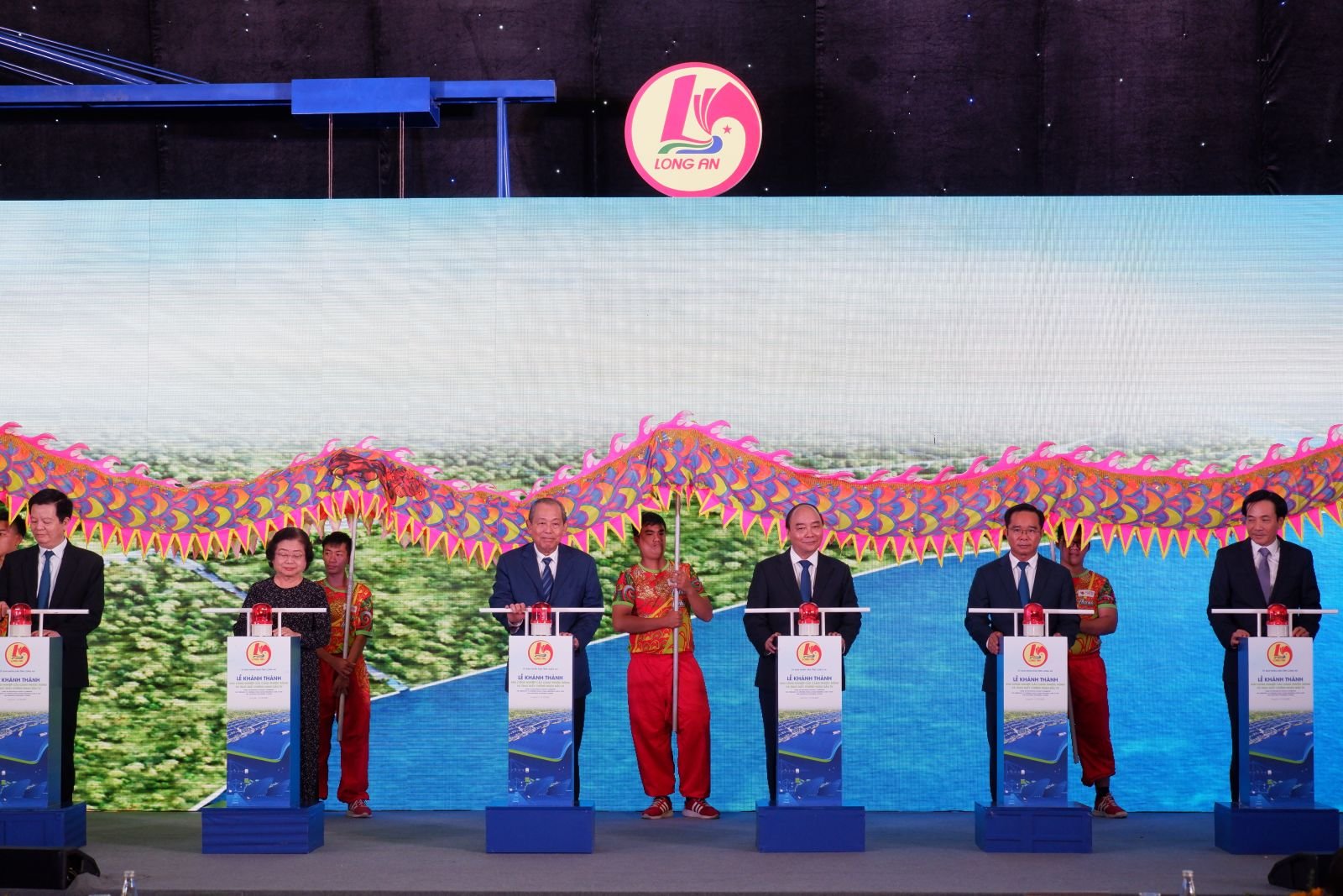 Comrade Nguyen Xuan Phuc - Member of the Politburo, Prime Minister of the Socialist Republic of Vietnam (now President of the Socialist Republic of Vietnam) and leaders of the Central Government, provinces and businesses pressed the buttons to inaugurate the Phuoc Dong Wharf Bridge Industrial Park.