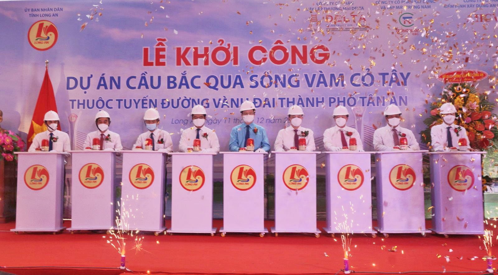 Central and local leaders press the buttons to start the construction of the bridge over the Vam Co Tay River connecting the Ring Road of Tan An City