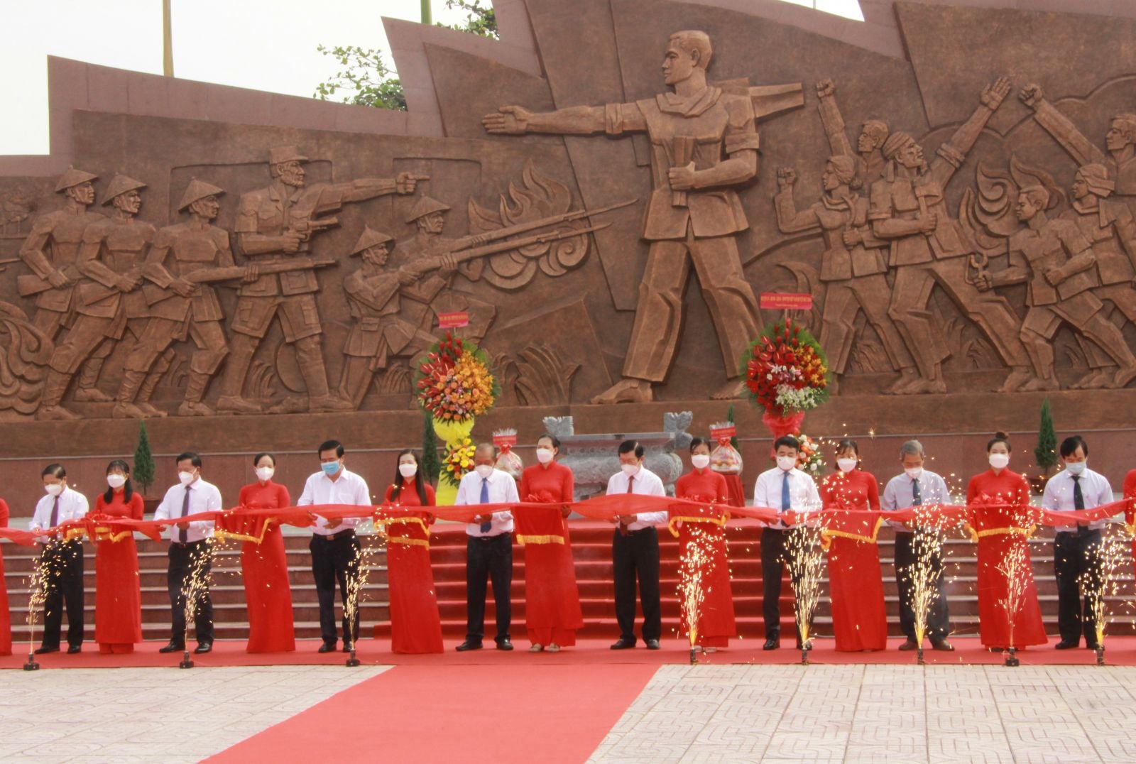 Delegates cut the ribbon to inaugurate the Chau Van Liem bas-relief