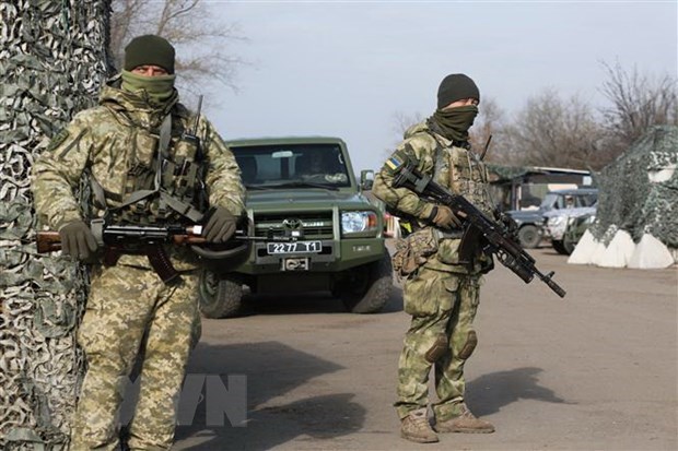 Binh sỹ Ukraine tại một trạm gác ở thị trấn Zolote, vùng Lugansk, miền Đông Ukraine. (Ảnh: AFP/TTXVN)