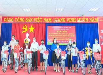 Đức Hòa: Trao học bổng, dụng cụ học tập và xe đạp cho trẻ em có hoàn cảnh đặc biệt khó khăn