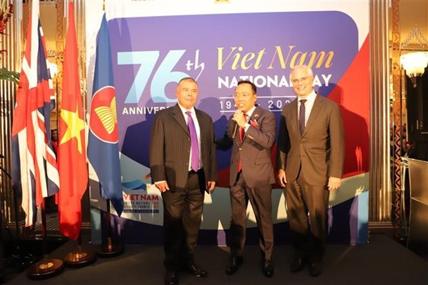 Professor Jonathan Van-Tam (1st from left) at the celebration of Vietnam's 76th National Day organised by the Embassy of Vietnam in the UK on September 20, 2021. (Photo: VNA)