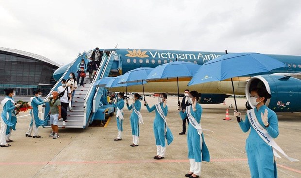 Welcoming international tourists to Vietnam (Photo: VNA)