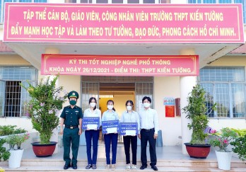 Trao học bổng 'Nâng bước em tới trường'