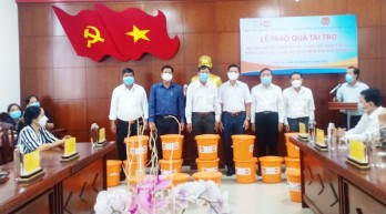 Trao tặng bộ đồ dùng thiết yếu cho hội viên nữ có nguy cơ bị bạo lực giới do ảnh hưởng dịch Covid-19