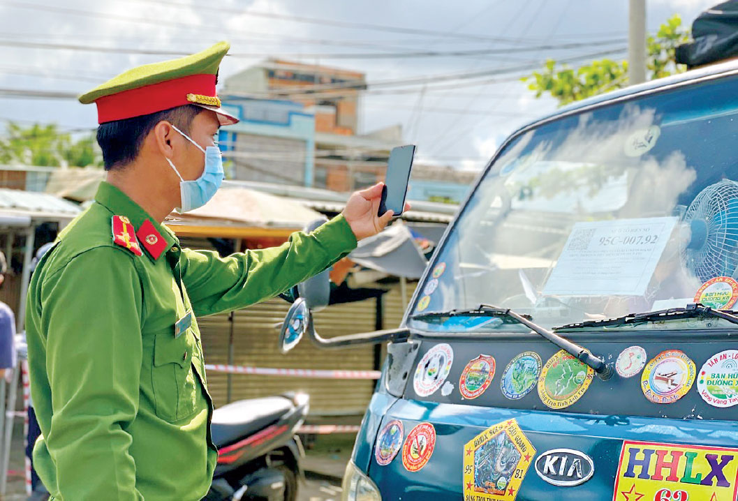 Lực lượng công an kiểm tra phương tiện ra, vào địa bàn trong thời gian tỉnh thực hiện Chỉ thị số 16 về phòng, chống dịch