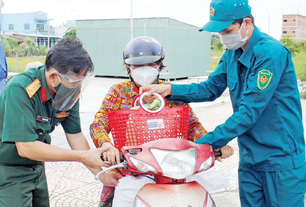 Lực lượng vũ trang tỉnh tặng quà hỗ trợ người dân gặp nhiều khó khăn do dịch Covid-19