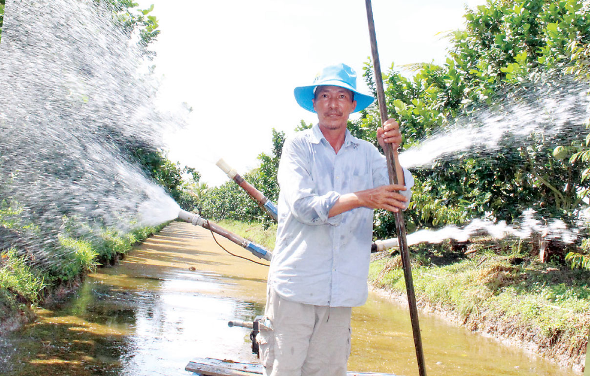 Áp dụng chăm sóc cây trồng bằng máy bơm nước tự chế giúp gia đình ông Hồ Văn Đực giảm chi phí lao động