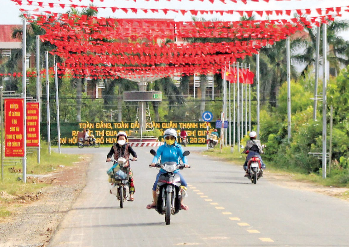 Cứ mỗi độ xuân về, thị trấn Thạnh Hóa lại trở nên rực rỡ hơn bao giờ hết với cờ, hoa, băng rôn, khẩu hiệu (Ảnh tư liệu)