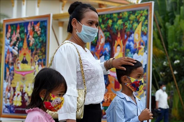 People wear face masks to avoid COVID-19 infection in Phnom Penh in May 2020. (Photo: AFP/VNA)