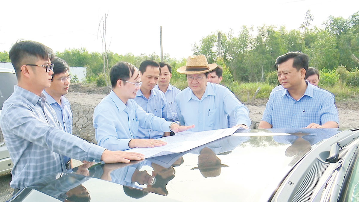 Nguyên Chủ tịch nước - Trương Tấn Sang cùng đại diện lãnh đạo sở, ngành, lãnh đạo huyện Đức Hòa khảo sát khu công nghiệp trên địa bàn huyện Đức Hòa. (Ảnh tư liệu)