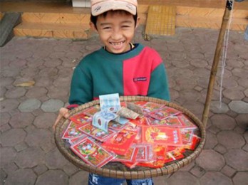 Cậu bé bán phong bao lì xì