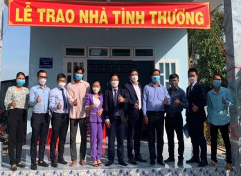 Quỹ 'Những trái tim xanh' trao nhà tình thương tại thị xã Kiến Tường