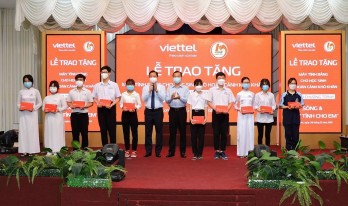 Long An có hơn 8.300 học sinh thuộc diện hộ nghèo, cận nghèo được hỗ trợ máy tính bảng