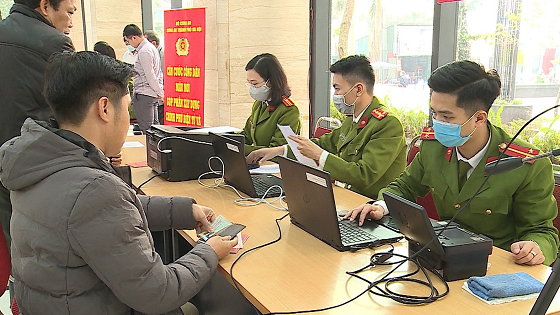 In 2022, the old and new versions of citizen IDs will be integrated, enabling the e-identification of all citizens. (Source: baochinhphu.vn)