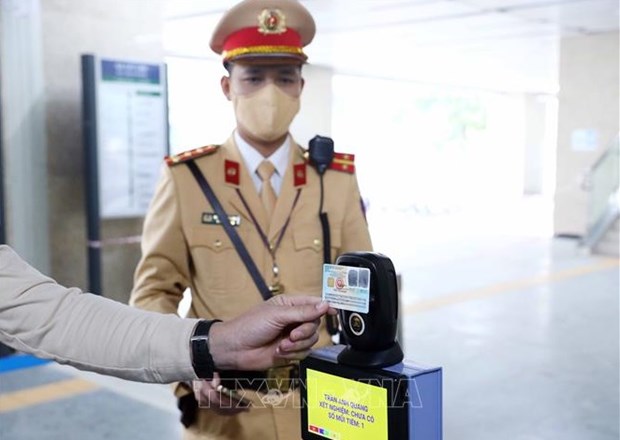 Citizen ID with electronic chips is used for QR scanning in Hanoi's urban railway system (Photo: VNA)