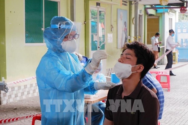 A medical worker collects sample for COVID-19 testing from a resident in HCM City (Photo: VNA)