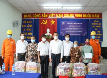 Tổng Công ty Điện lực miền Nam trao quà tại huyện Tân Trụ