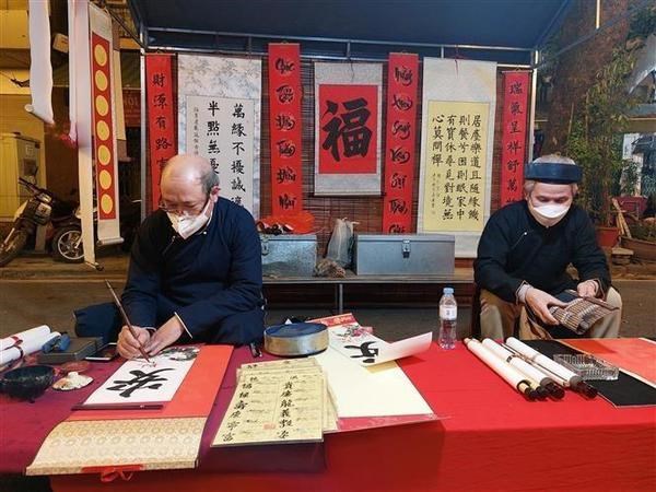 Artists display calligraphic skill at Phung Hung street. (Photo: VNA)