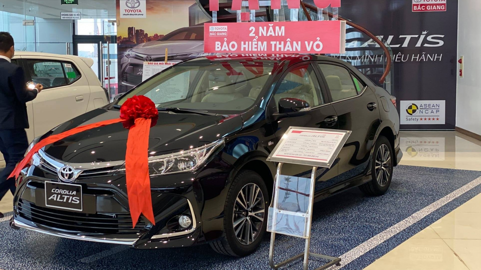 Toyota Corolla Altis phân phối tại Việt Nam hiện đang được Toyota Việt Nam (TMV) lắp ráp trong nước  Tuy nhiên, nhân viên bán hàng của một đại lý Toyota khu vực TP.HCM cho biết: “Hiện tại lượng xe Corolla Altis còn lại tại đại lý không nhiều và chủ yếu thuộc bản E, bởi bản G đã bán gần hết khi được khuyến mãi, giảm giá những tháng trước đó”.  Toyota Corolla Altis phân phối tại Việt Nam hiện đang được Toyota Việt Nam (TMV) lắp ráp trong nước. Tuy nhiên theo thông tin từ các đại lý, thế hệ mới của Corolla Altis ra mắt tại Việt Nam trong thời gian tới sẽ được TMV nhập khẩu nguyên chiếc từ Thái Lan. Tương tự “đàn anh” Camry, ngoài hai bản sử dụng động cơ đốt trong, mẫu xe này cũng sẽ có bản dùng hệ thống động lực Hybrid kết hợp giữa động cơ xăng và mô-tơ điện.  Sự xuất hiện của Corolla Altis mới trong thời gian tới hứa hẹn sẽ giúp mẫu xe này tăng sức hút để tìm lại vị thế vốn có trong phân khúc sedan hạng C tại Việt Nam. Trước đó, trong năm 2021 doanh số bán Toyota Corolla Altis tại Việt Nam chỉ đạt 1.954 xe, thấp hơn gần 10 lần so với mẫu xe dẫn đầu KIA K3.