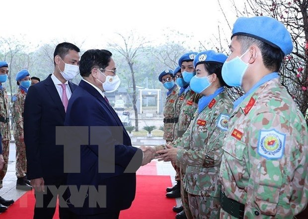 Prime Minister Pham Minh Chinh (left) shakes hands with other delegates at the conference (Photo: VNA)