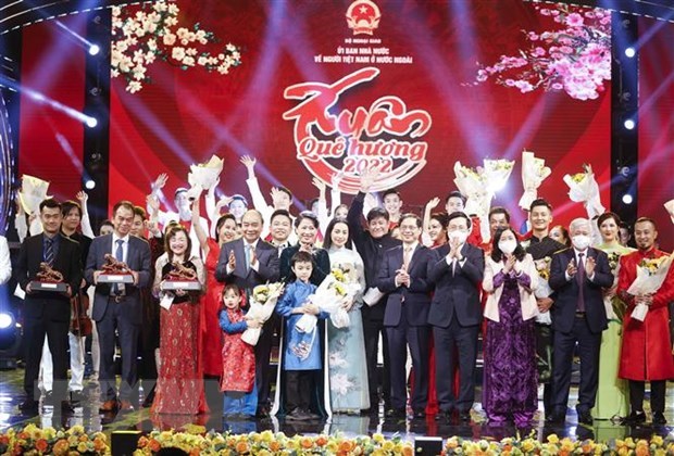 President Nguyen Xuan Phuc, officials, artists, and overseas Vietnamese pose for a photo at the programme in Hanoi on January 22 (Photo: VNA)