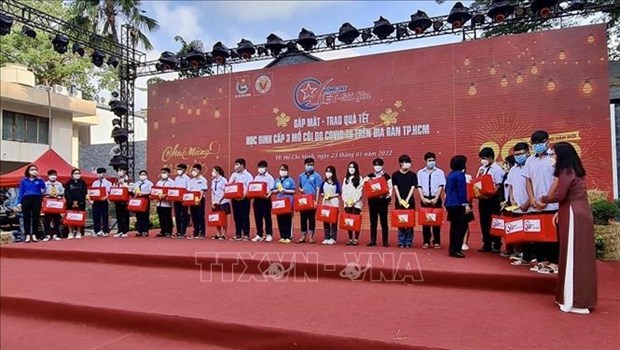 The Association of High-quality Vietnamese Products, in collaboration with the HCMCYU, present gifts and lucky money to students whose parents and relatives died because of COVID-19 (Photo: VNA)