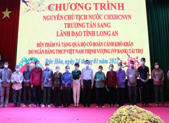 Nguyên Chủ tịch nước - Trương Tấn Sang thăm và tặng quà hộ có hoàn cảnh khó khăn tại Đức Hòa