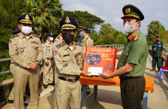 Công an tỉnh Prey Veng thăm, chúc tết Công an tỉnh Long An