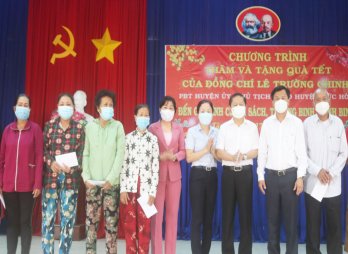 Đức Hòa: Thăm, tặng quà tết cho gia đình chính sách, thương, bệnh binh