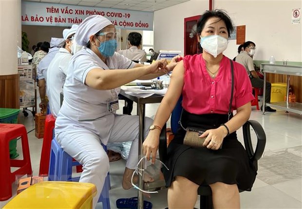 Bệnh viện Đa khoa Trung tâm An Giang tiêm vaccine mũi 3 cho người từ 18 tuổi trở lên. (Ảnh: Thanh Sang/TTXVN)