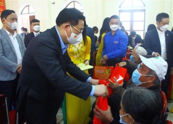 NA Chairman presents Tet gifts to the poor, policy beneficiaries in Nghe An