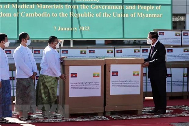 Cambodian Prime Minister Samdech Techo Hun Sen (right) presents medical equipment and supplies to support Myanmar's response to the COVID-19 pandemic. (Photo: Xinhua/VNA)